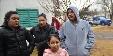 Familiares de la chica atacada por dogos en Barrio Estación Flores.