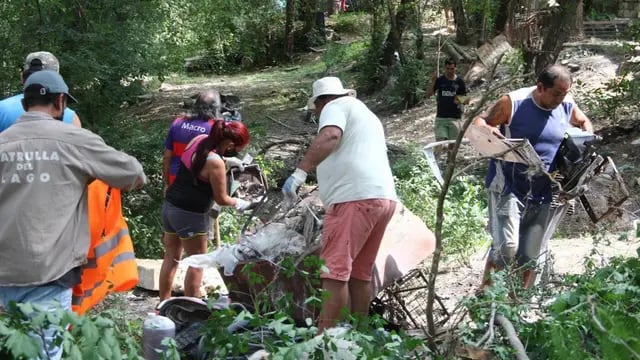 Vecinos unidos por la limpieza de un barrio de Carlos Paz.