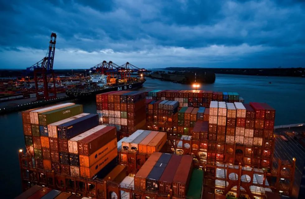 ARCHIVO - Cientos de contenedores en el puerto de Hamburgo, Alemania, el 04/10/2017. Las exportaciones alemanas continuaron con su tendencia al alza y aumentaron en el mes de septiembre un 4,6 por ciento en comparación con hace un año, informó el 09/11/2017 la Oficina Federal de Estadística de Alemania.\r\n(Vinculado al texto de dpa \
