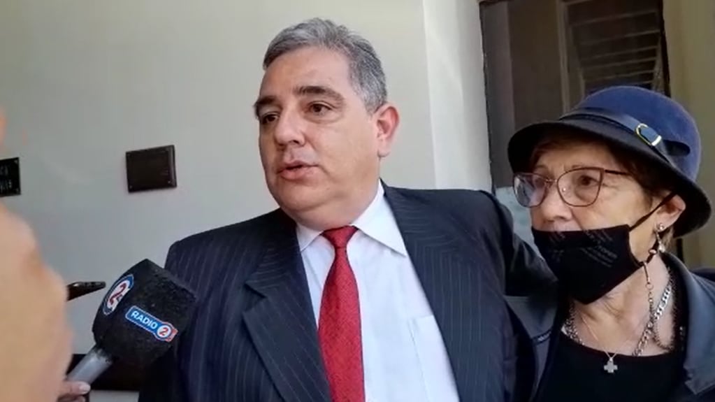 Al salir del edificio de los Tribunales de Jujuy, el abogado Antonio Bellido explicó a los periodistas los motivos por lo cuales no pudo continuar en la jornada de debate.