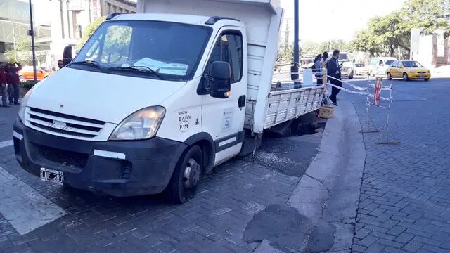 El camión quedó atrapado en el cráter y debió ser removido con una pluma (Gentileza Javier Sassi).