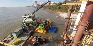 Bomba extractora de agua en el río Paraná