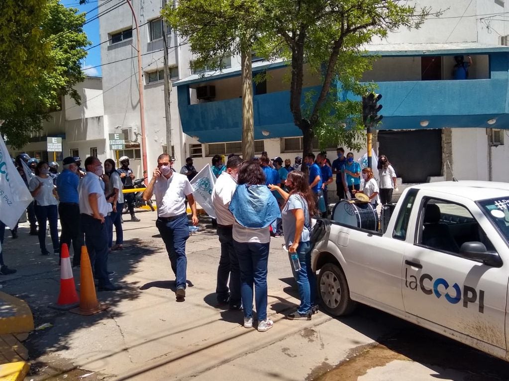 La protesta de la Coopi se trasladó ante la comisaría de Carlos Paz.