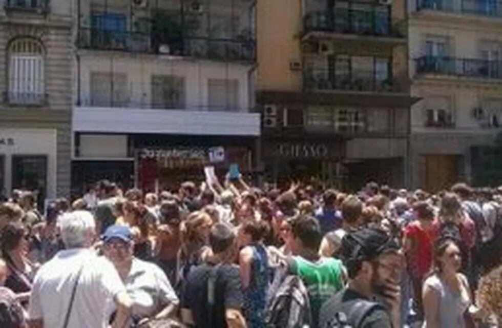 Continu00faa la protesta frente al anexo del Ministerio de Educación en Recoleta.