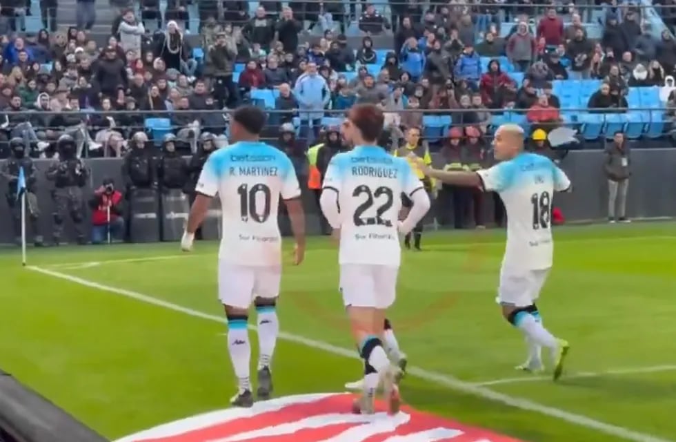El gesto de Roger Martínez que provocó el abucheo de la hinchada de Belgrano.