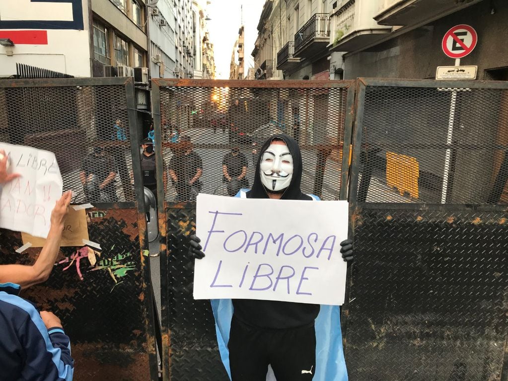 Un manifestante reclama en la Ciudad tras la represión en Formosa.