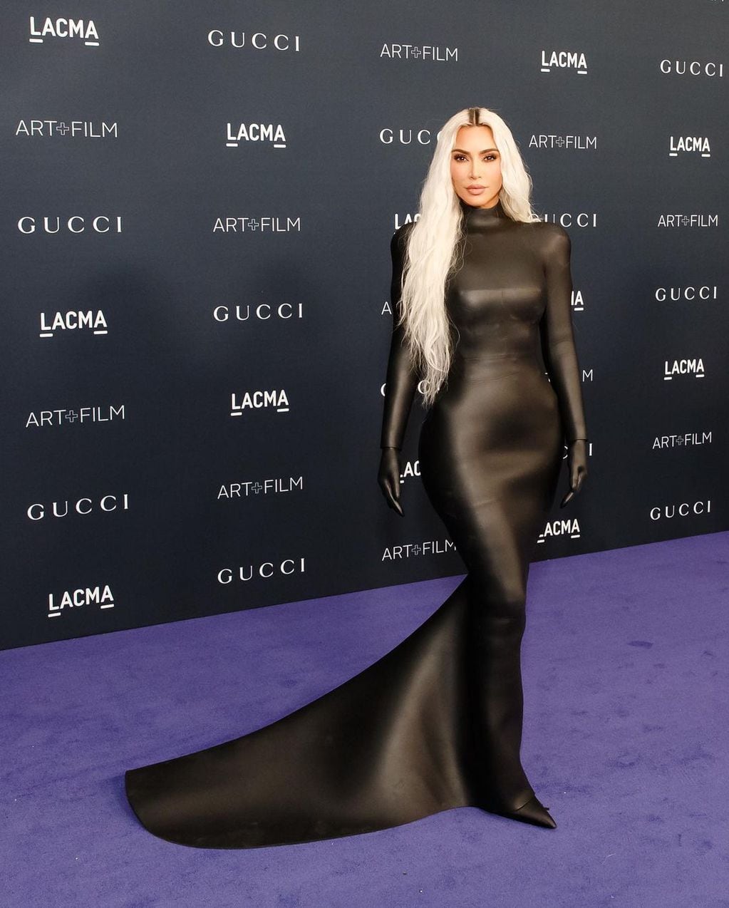 Kim Kardashian con su look de Balenciaga.