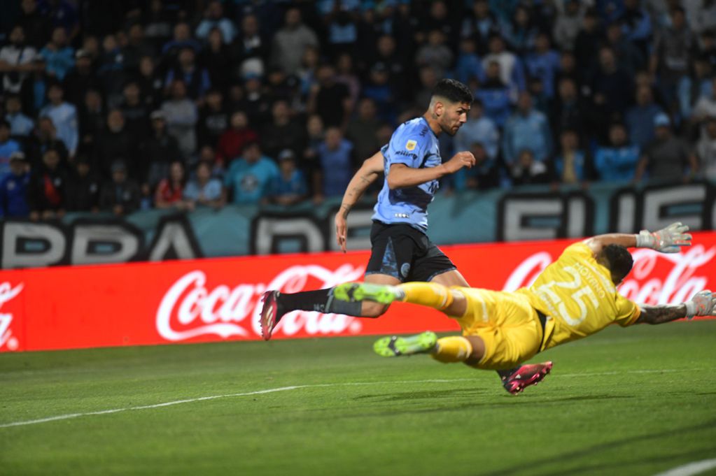 Lucas Passerini. El goleador celeste cerró así el 4-1 de Belgrano en su último partido del año en Alberdi. Si Sarmiento no gana el lunes, la “B” se habrá clasificado a cuartos de final. (Javier Ferreyra / La Voz)