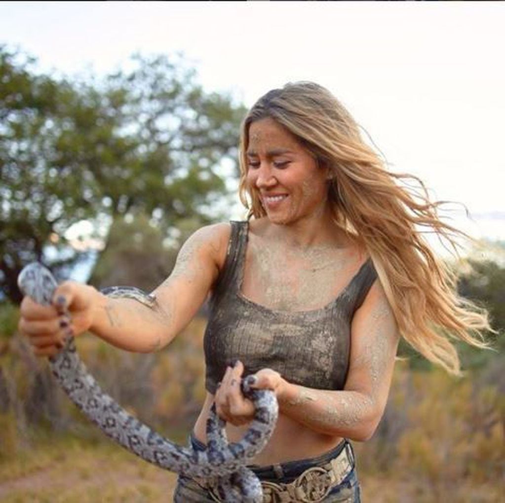 Jimena Barón se tomó una foto con la cobra que aparece en el videoclip de su canción (Instagram/baronjimena)