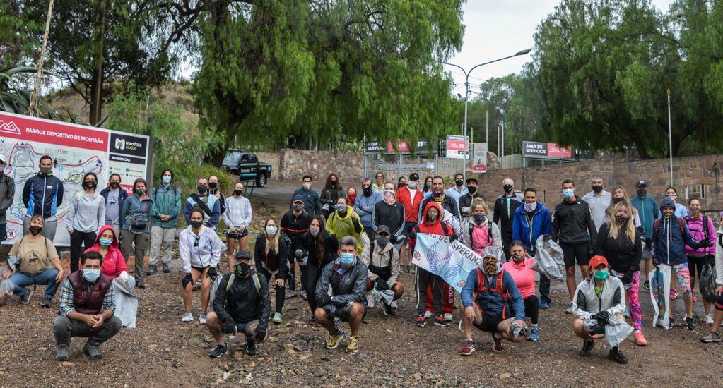 El Intendente Ulpiano Suárez junto a los participantes del primer plogging realizado en el Parque Deportivo de Montaña.