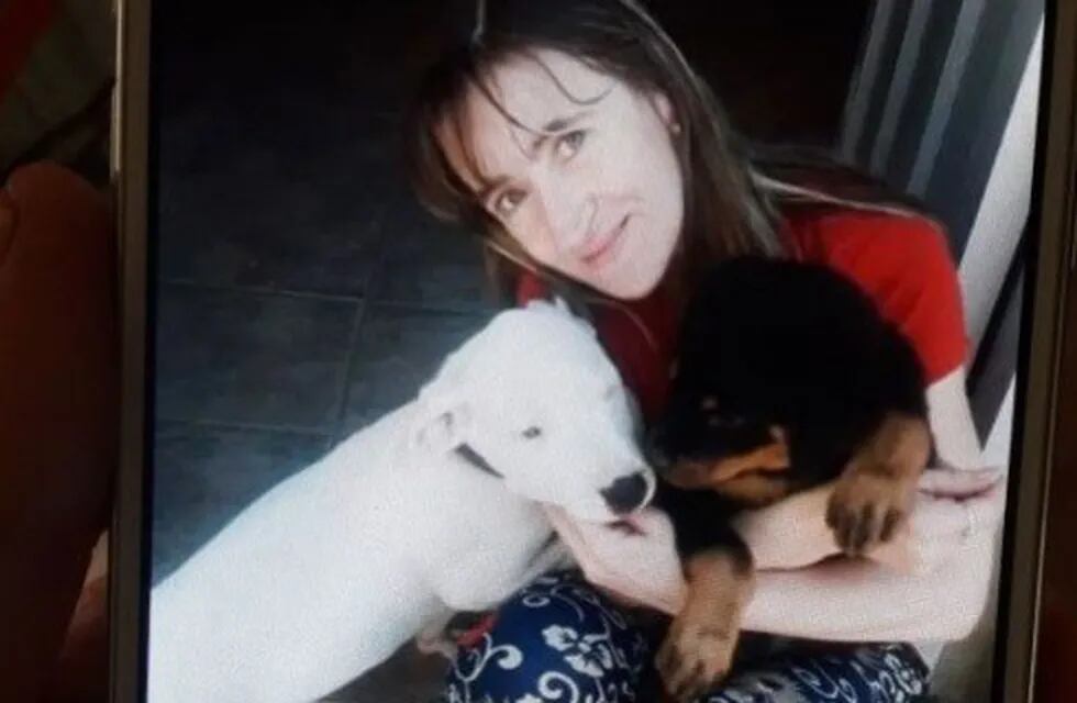 Cintia Ferrari junto al perro Dogo Argentino en sus momentos en que, el can, era cachorro.