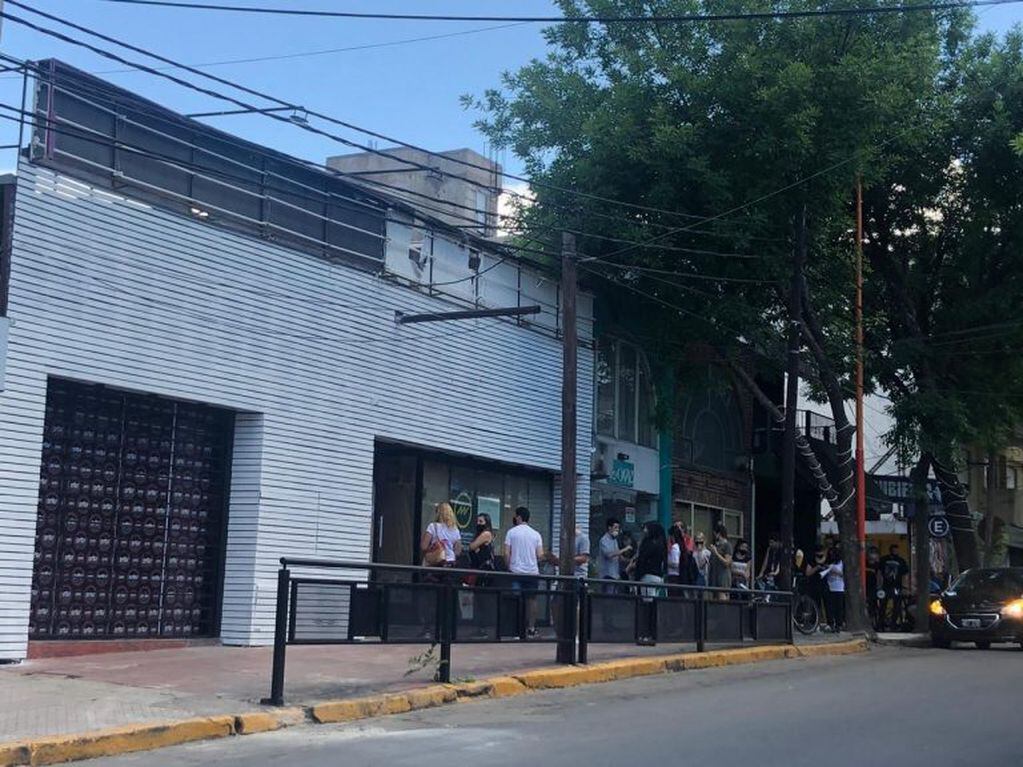Extensa fila para conseguir trabajo en un resto bar que abrirá sus puertas este verano en Carlos Paz