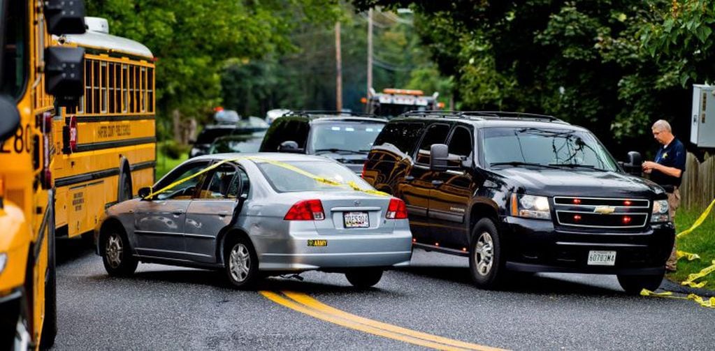 El vehículo de una de las víctimas en el lugar donde se produjo el tiroteo en Maryland, Estados Unidos. Foto: EFE.