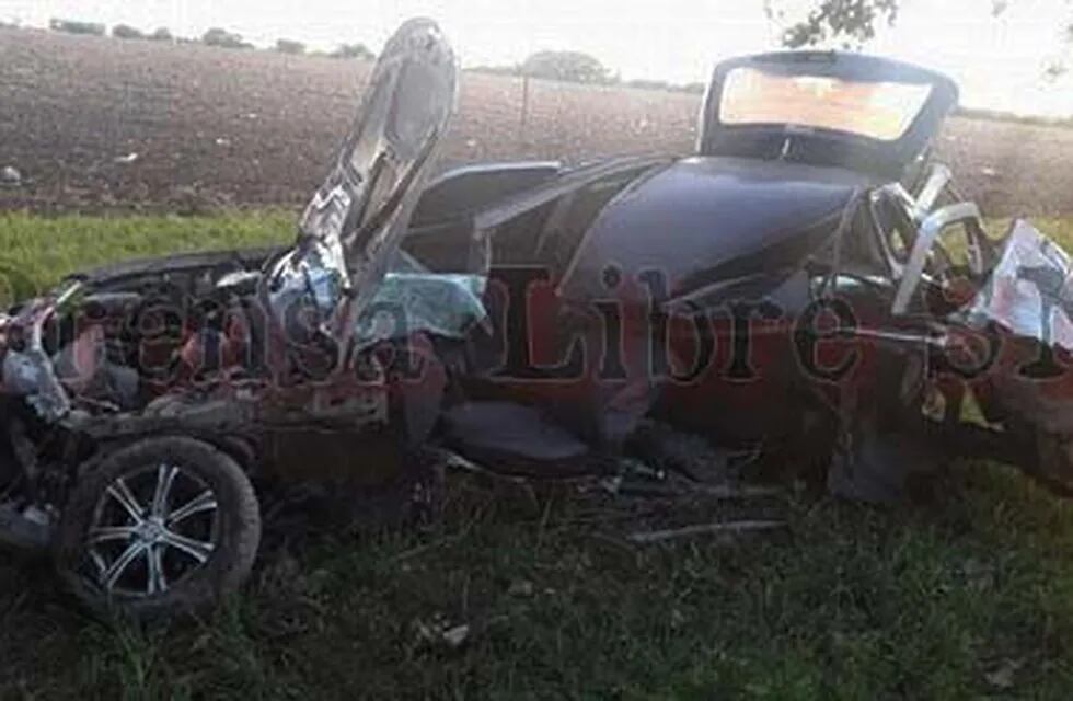 El vehículo quedó destruido, y el conductor fue socorrido por personal de bomberos. (Prensa Libre SN )