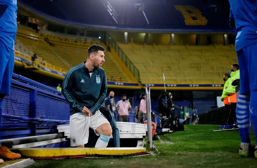 Lionel Messi, capitán de la selección argentina, ingresando al campo de juego de La Bombonera. (AP)