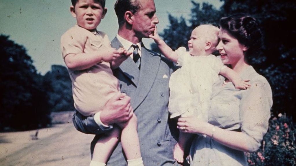 Felipe y la Reina Isabel con el príncipe Carlos y la princesa Ana en agosto de 1951.