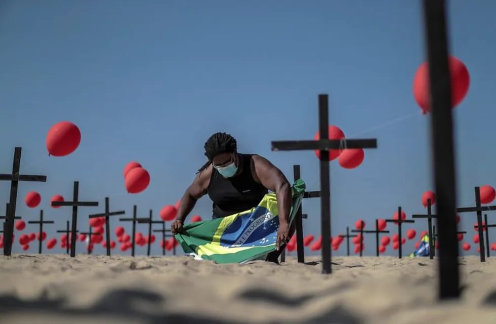 Homenaje a las víctimas del Coronavirus en las playas de Copacabana. (Foto: EFE/Antonio Lacerda)