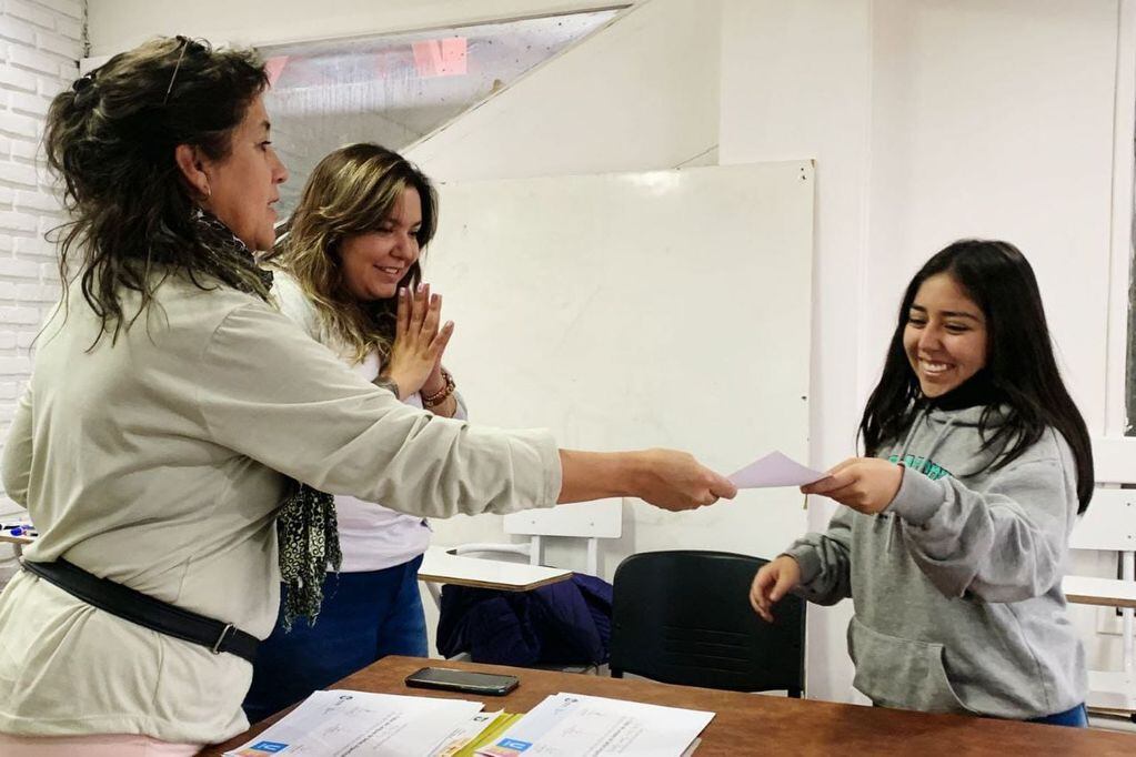 Molina y Lacuadra entregaron los certificados de finalización del Taller de "Lengua de Señas" de la Municipalidad de Ushuaia.