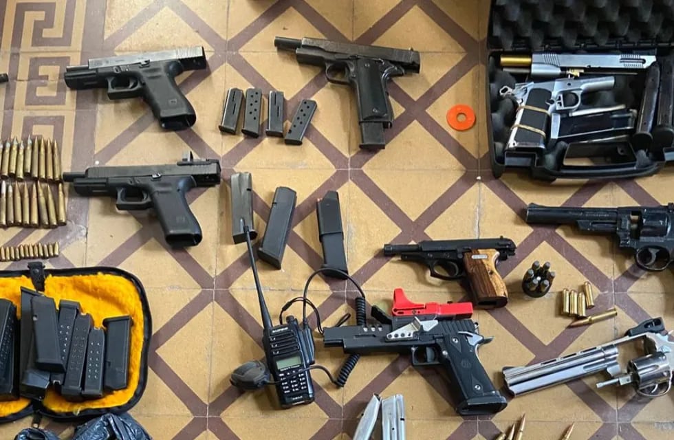Parte del arsenal secuestrado en una casa en la ciudad de Córdoba.