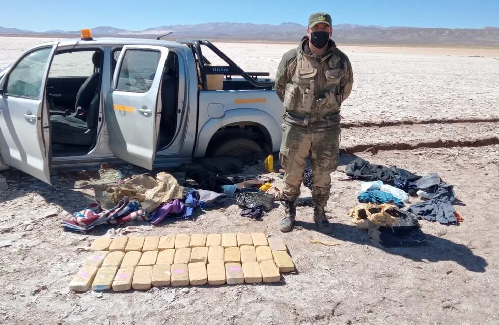 Más de 36 kilos de cocaína llevaban los narcotraficantes que intentaron escapar de un control de la Gendarmería en cercanías de Quera, en la Puna jujeña.
