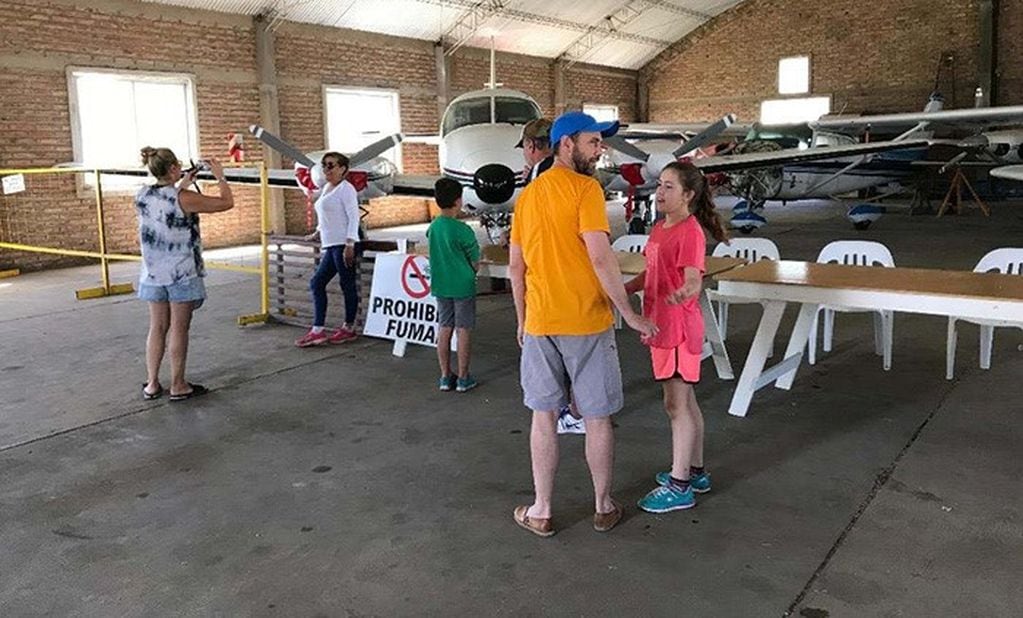 Familias en el Aeroclub de General Pico para volar por primera vez (Web)