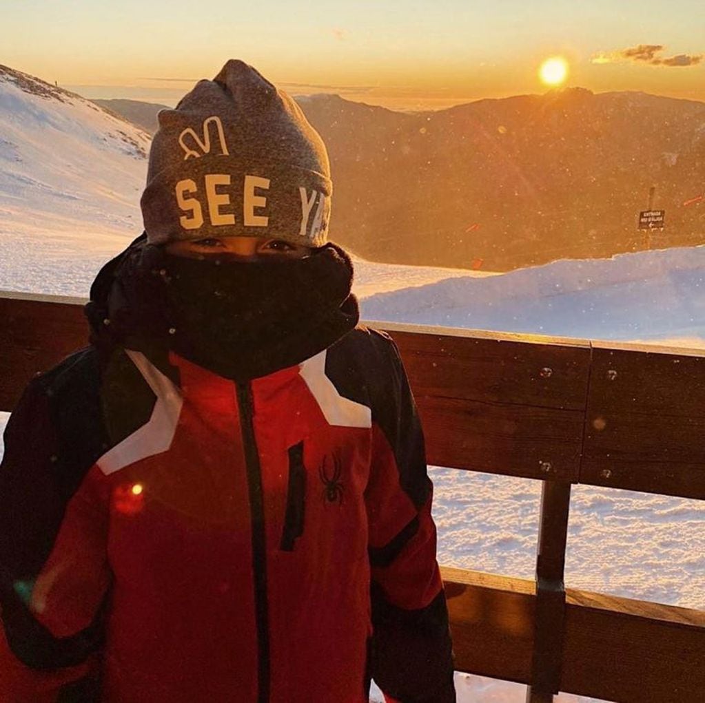 Thiago Messi posó con el sol de fondo luego de salir con sus hermanos. (@antonelaroccuzzo)