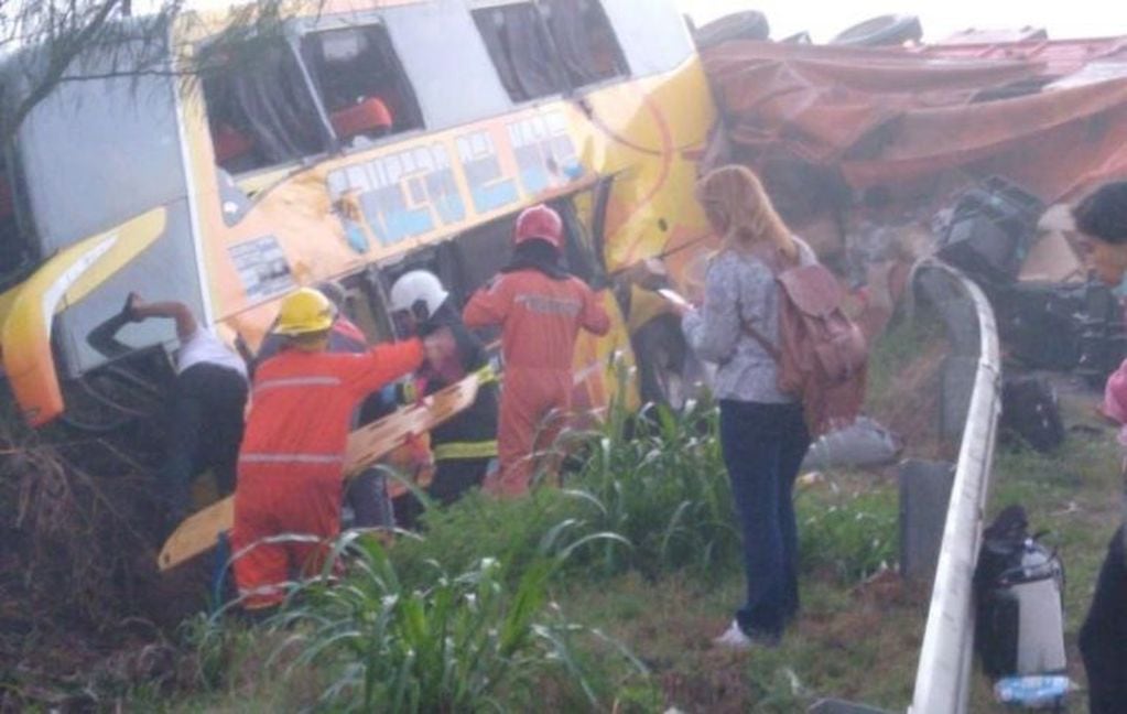 Auxilio a los viajeros del ómnibus accidentado en Córdoba. (MisionesOnline)