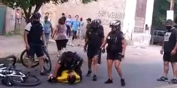 Ciclista agredió a policías