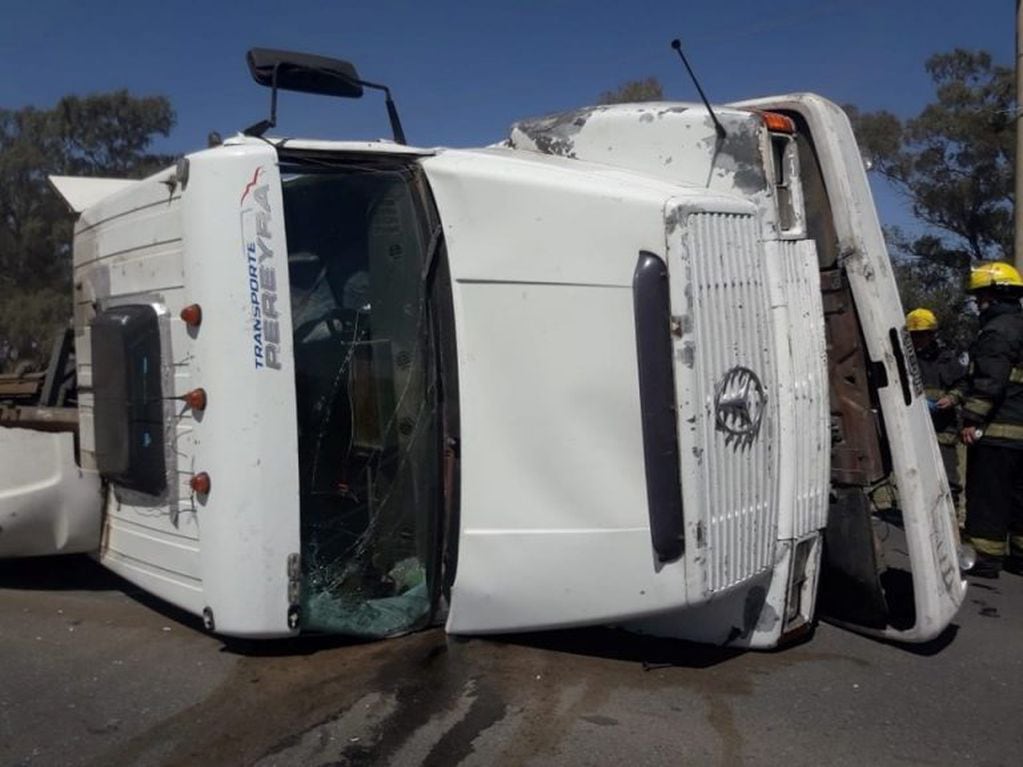 Accidente ruta 19 en El Fuertecito volcó un camion
