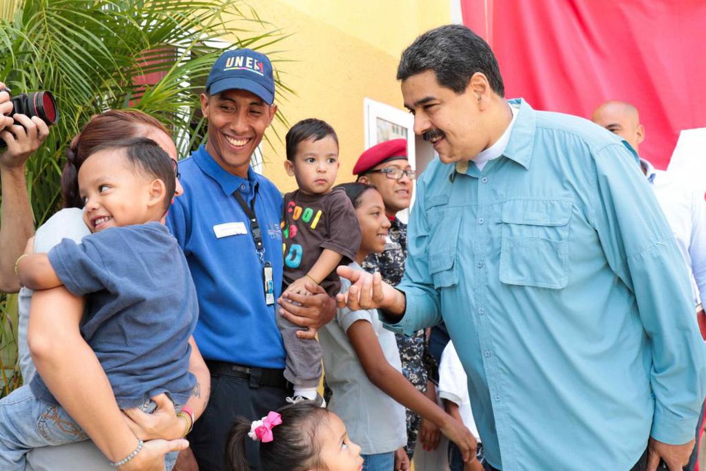 Nicolás Maduro. El presidente de Venezuela saluda a un niño durante un acto de entrega de viviendas. (AP)