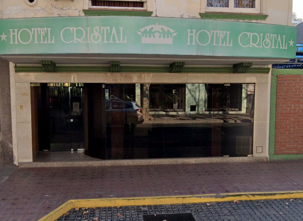 Dos parejas fingieron querer alojarse en un hotel cel centro de Mendoza y asaltaron a la recepcionista: se llevaron 54.000 pesos. Foto: Captura Web.