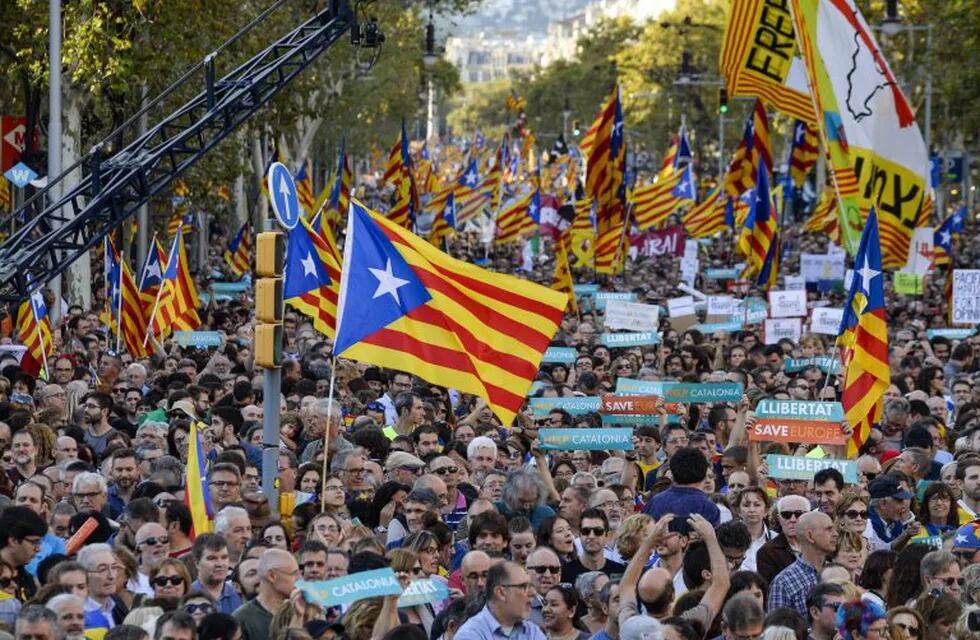 Masiva marcha en Barcelona tras la intervención de Cataluña. Foto: DPA.