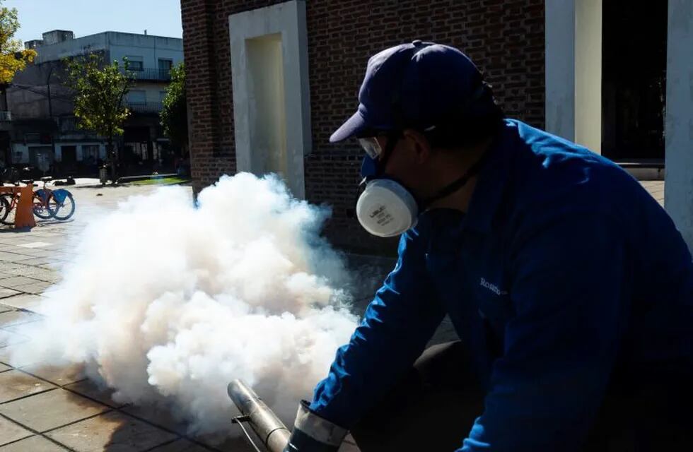 Fumigan en Rosario para prevenir el dengue. (@munirosario)