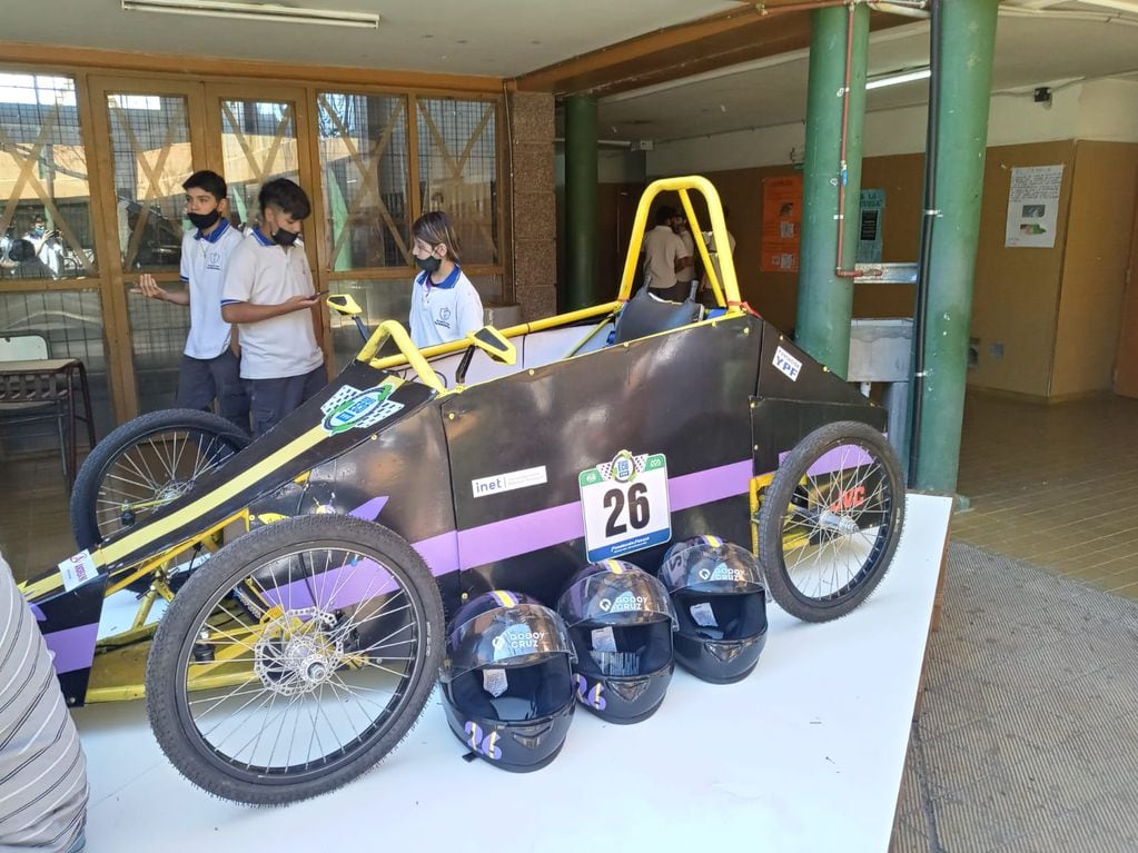 Auto eléctrico diseñado por un equipo de alumnos y profesores que participan del Desafío Eco YPF del Colegio Ing. Gabriel del Mazo