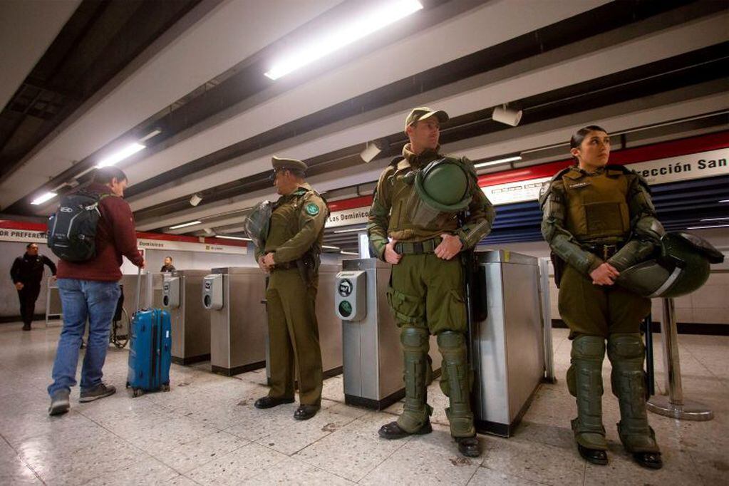 Mililtares chilenos custodian las estaciones de subte (Foto: Claudio Reyes/AFP)