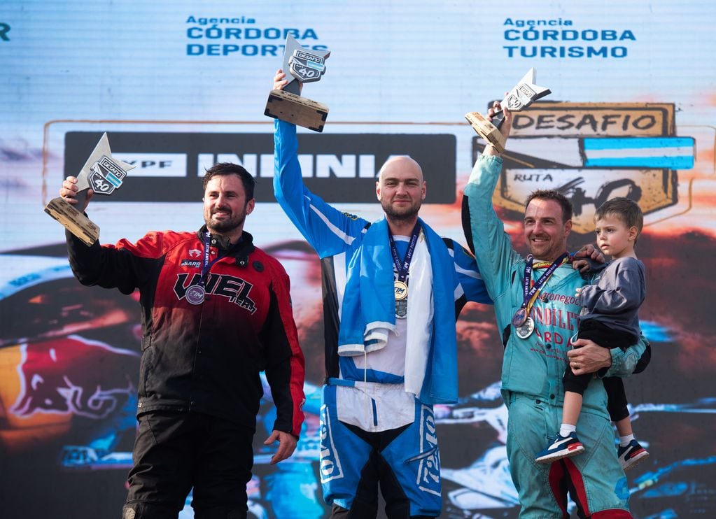 El argentino Manuel Andujar al centro, con sus 28 años recién cumplidos, tuvo un doble festejo en quads nivel Copa FIM y Latinoamérica. (Prensa Desafío Ruta 40)