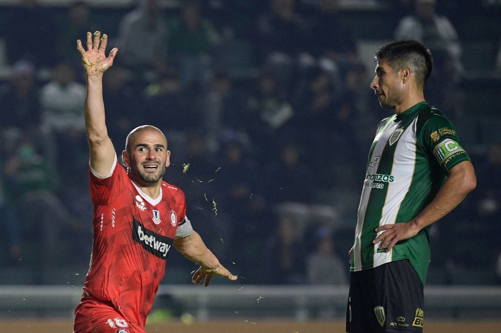 Sebastián Sáez festejando su gol de chilena ante Banfield.
