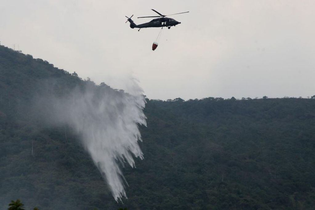 Un helicóptero equipado con un balde de 1,200 litros de agua puso sofocar rápidamente el fuego.
(Foto Ilustrativa).