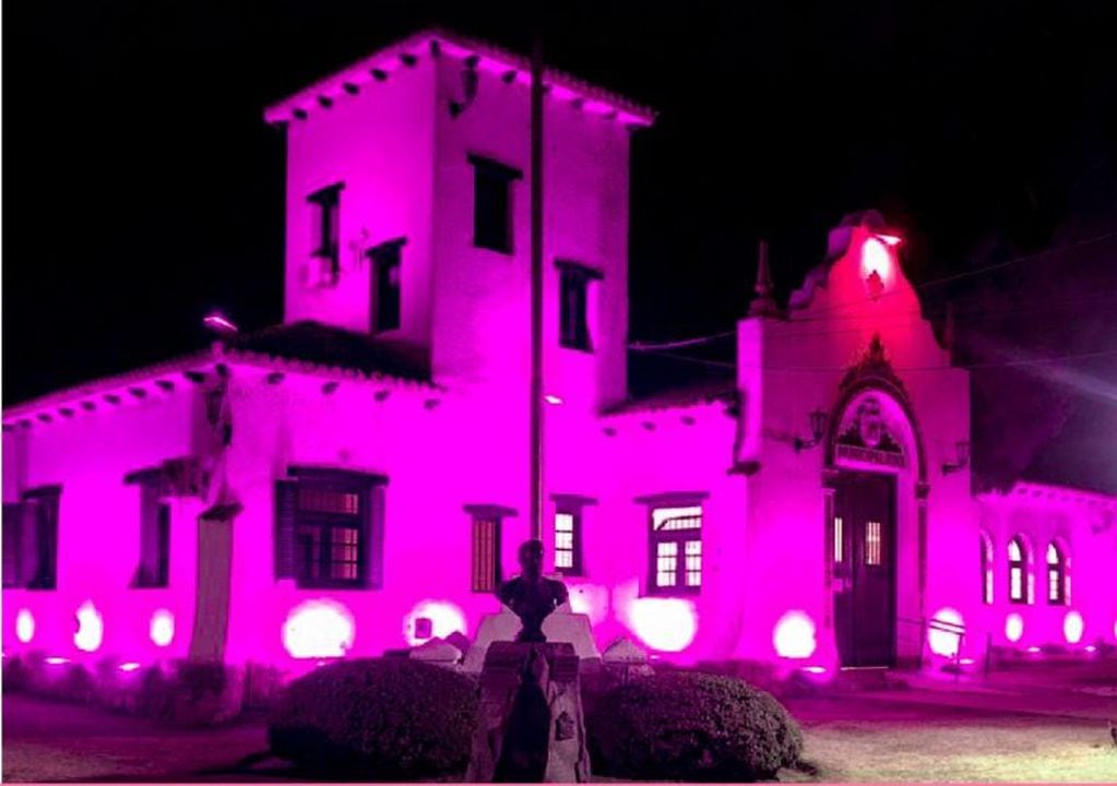 La Calera: municipio iluminado con luces rosas.