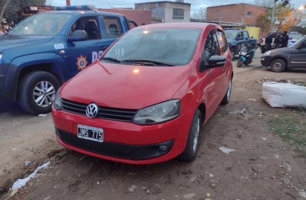 Las cuatro personas detenidas circulaban a bordo de un Volkswagen Fox secuestrado en Chacabuco y pasaje Villar.