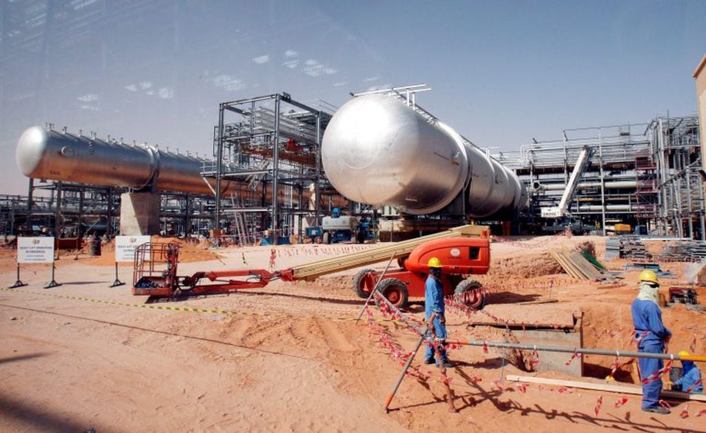Según la empresa petrolera estatal saudita Aramco, dos de sus instalaciones petroleras en Arabia Saudita, Khurais (foto) y Abqaiq, fueron incendiadas el 14 de septiembre luego de presuntos ataques con aviones no tripulados reclamados por los rebeldes hutíes de Yemen. Crédito: EFE/EPA/ALI HAIDER.