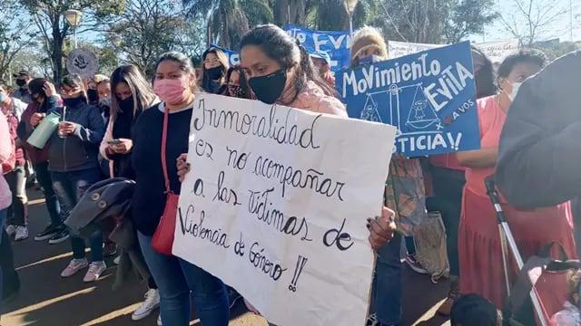 Jardín América: marcharon en solidaridad con la joven víctima de violencia que escapó de Paraguay con su pequeña hija