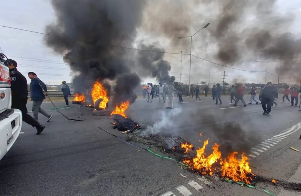 El paso vehicular quedó cerrado pasadas las 10 de la mañana a la altura de Doctor Maradona.