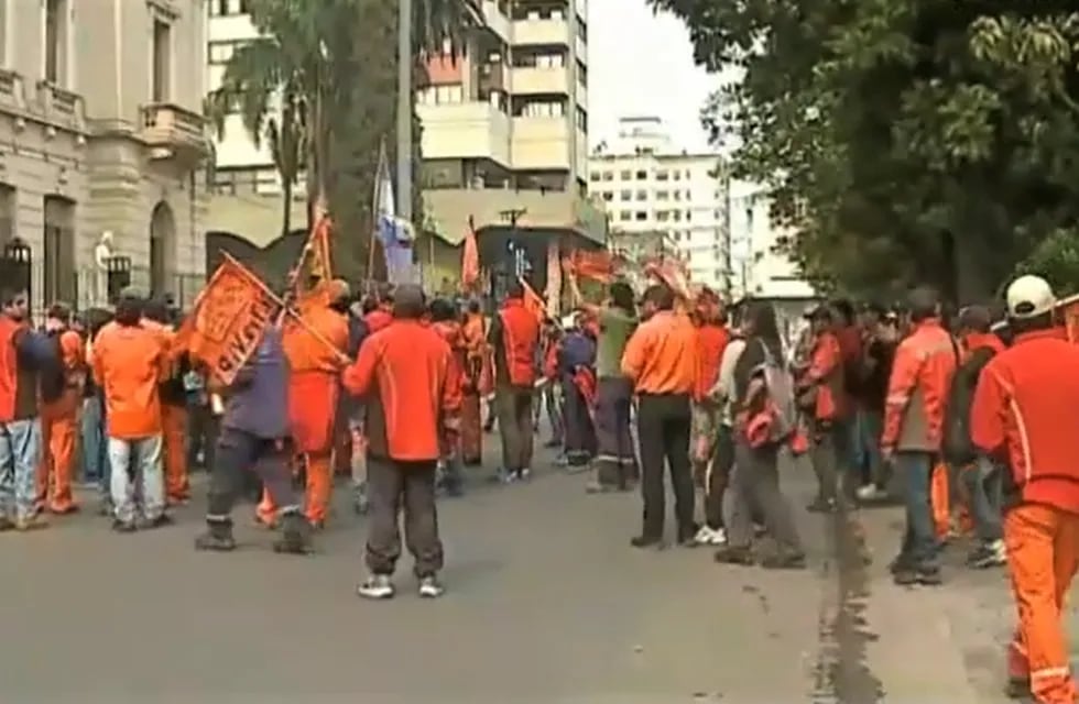 Trabajadores viales de Jujuy se movilizaron hasta la Casa de Gobierno para insistir con su reclamo por mejores condiciones salariales.