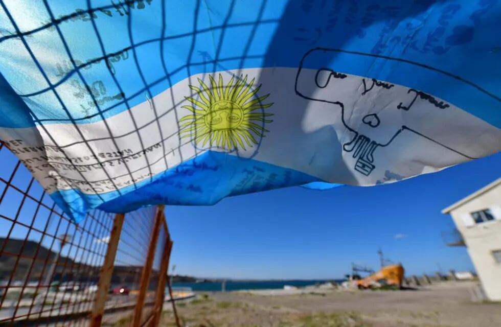 18 noviembre 2018, Argentina, Comodoro Rivadavia: Banderas argentinas con mensajes para la tripulación del submarino ARA \
