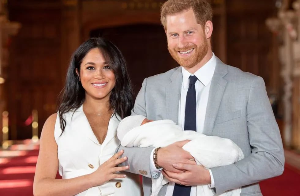El príncipe Harry junto a su esposa Meghan y el hijo de ambos, Archie (Foto: AFP).