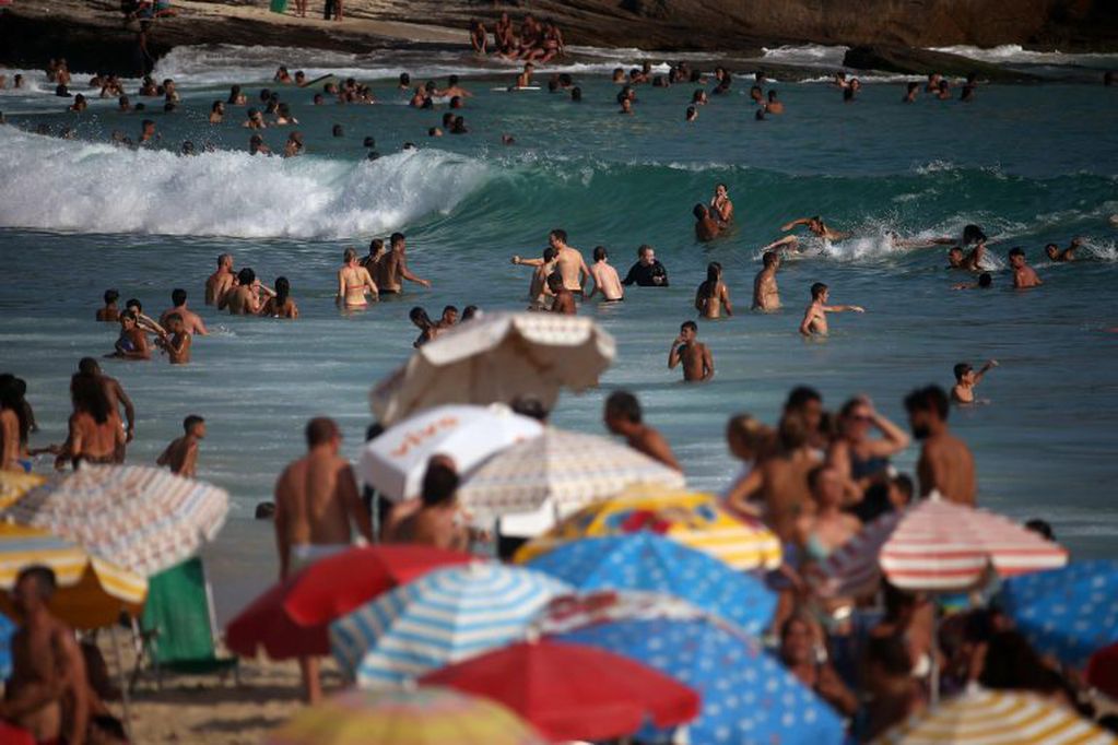 Personas en la playa de Ipanema, en Río de Janeiro (Brasil)