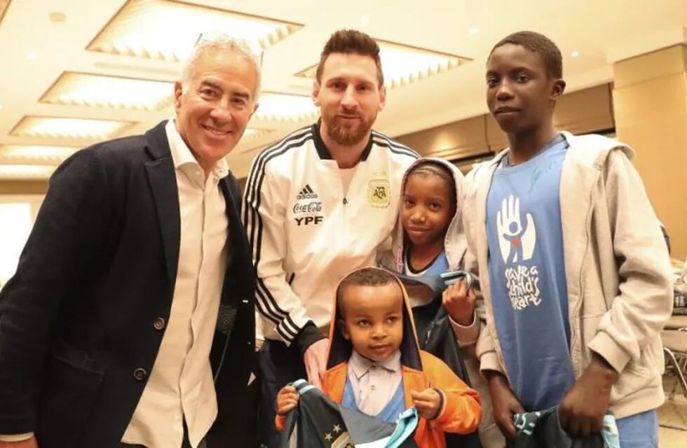 Messi solidario: recibió a chicos que necesitan someterse a cirugías de corazón (Foto: Twitter)