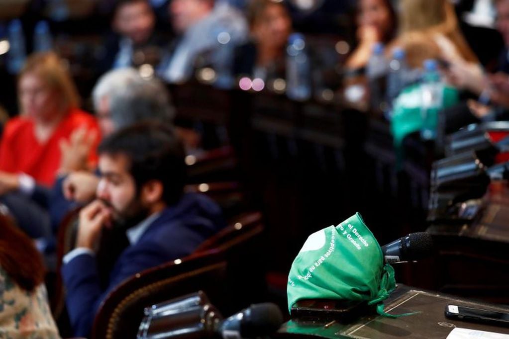 Durante el discurso de Alberto se vieron varios pañuelos verdes (Foto: AP Photo/Marcos Brindicci)