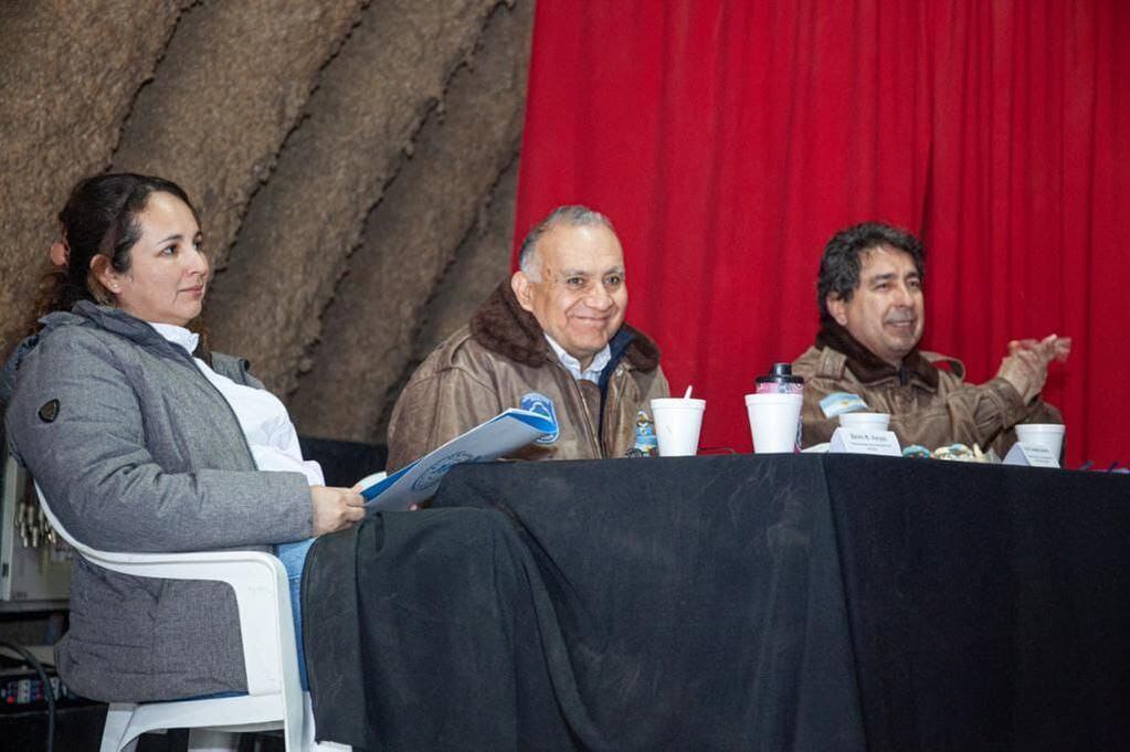 VGM Daniel Arias, VGM Conrado Zamora y Belén Vargas, jurado del “Preguntados por Malvinas”.